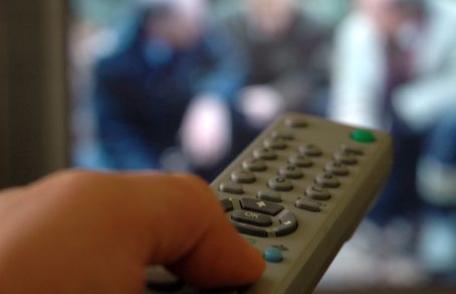 Privitul prea mult la televizor, risc mare de a face infarct