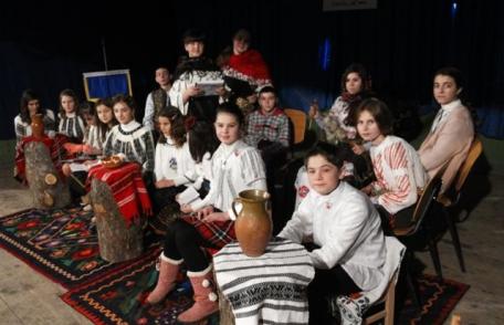 De ziua ta, măicuță! - Program artistic prezentat de elevii Școlii Gimnaziale nr.1 Văculești - FOTO