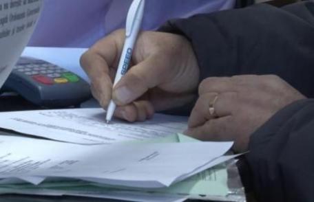 Femeie cercetată pentru înșelăciune şi fals în înscrisuri sub semnătură privată