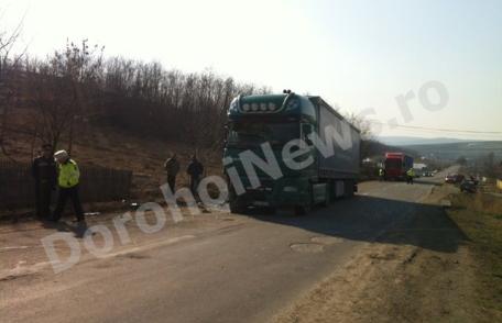 Accident grav produs la ieșirea din Dorohoi între un microbuz de persoane și un autotren