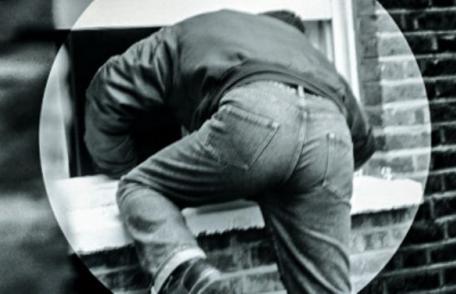 Hoț prins în flagrant de firma de securitate Grup Est Security în timp ce jefuia un magazin din Dorohoi