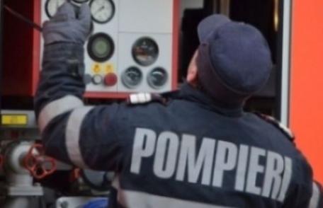 Pompierii au intervenit astăzi pentru scoaterea bărbatului rămas captiv sub un dispozitiv de 1.200 kg