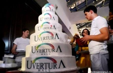 Concert al Filarmonicii, tort și șampanie la aniversarea primului an a centrului comercial Uvertura Mall Botoșani - FOTO