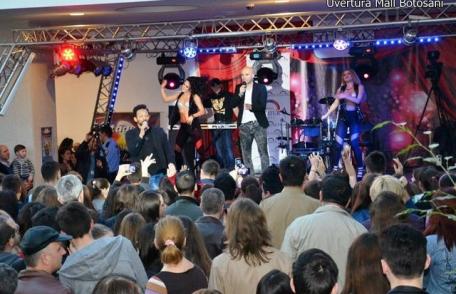 Sute de botoșăneni la concertul cu trupa Alb și Negru de la Uvertura Mall - FOTO