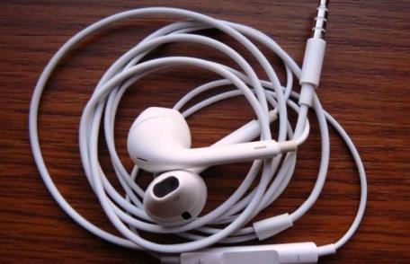 Căștile iPhone-ului tău! 8 lucruri pe care habar nu aveai că le poţi face cu ele