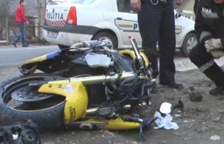 Un motociclist a ajuns la spital rănit grav după ce s-a izbit în gardul unui imobil