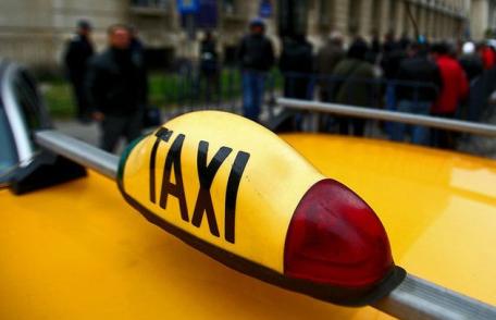 Taximetrist cercetat după ce a scos cu forţa un client din maşină şi l-a lovit