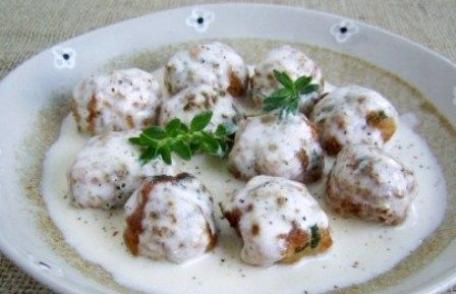 Chiftele de pui în sos alb