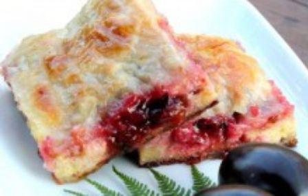 Plăcintă cu prune şi brânza dulce