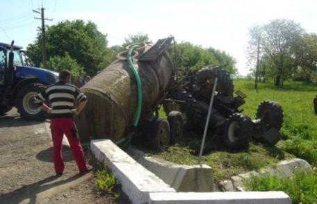 Bărbat din Cristinești mort în condiții groaznice după ce s-a răsturnat cu tractorul