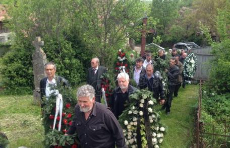 Un număr impresionant de botoșăneni și dorohoieni l-au condus pe ultimul drum pe doctorul Dolineaschi - FOTO