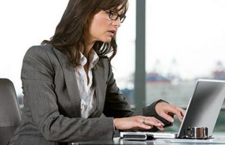 Statul la birou este mai nociv decât fumatul. Rezultatele îngrijorătoare ale unui nou studiu