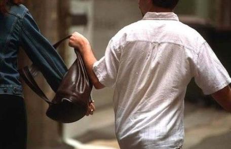 Doi minori au încercat să tâlhărească o femeie, în timp ce se deplasa pe B-dul Victoriei din Dorohoi