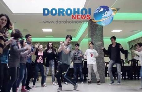 Dorohoieni fericiţi, dansând şi zâmbind! Varianta clipului „Happy” filmată la Dorohoi - VIDEO