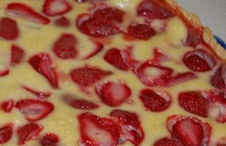 Tartă cu căpșuni și sufleu de smântână