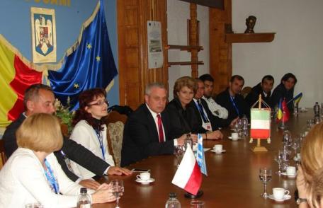 Profesori din cinci ţări i-au comunicat prefectului primele impresii despre Botoşani - FOTO