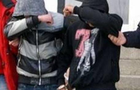 Tineri bănuiţi de comiterea unei tâlhării, identificaţi şi reţinuţi de poliţişti 