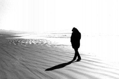 Singuratatea, la fel de periculoasa ca fumatul sau obezitatea 