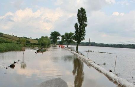 Avertizare! Prutul a crescut cu un metru într-o oră. Tendinţa este, în continuare, de creştere