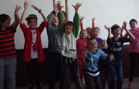 Școala de Vară „ARLECHIN” Botoșani, organizează cursuri de vară pentru copii şi tinerii - FOTO