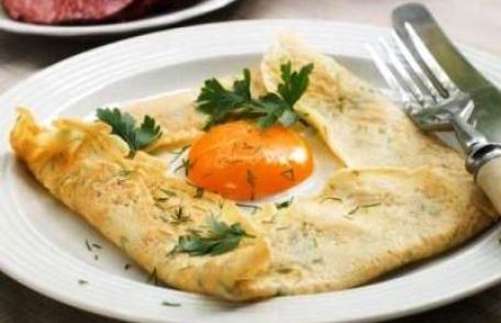 Ouă ochiuri împachetate în clătite