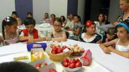 În lumina Învierii peste 100 de copii din județul Botoșani, au decorat ouă roşii - FOTO