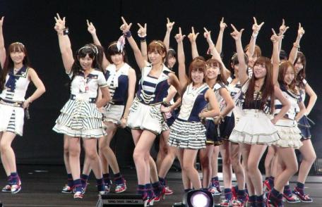 Artiste tăiate cu drujba la un concert