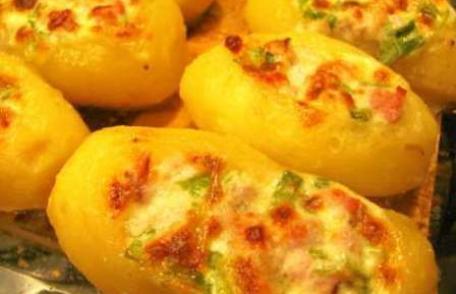 Cartofi umpluți cu mascarpone și șuncă afumată