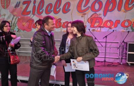 Olimpicii naționali din Dorohoi premiați pe scena de la Zilele Copilului 2014 – VIDEO/FOTO