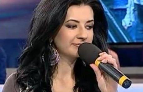 Vezi ce vedetă de la noi a fost înfiată, după ce a fost abandonată în maternitate!