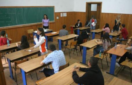 Emoții pentru elevii de clasa a XII-a. Astăzi încep examenele!