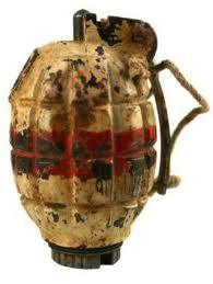 S-au plimbat cu grenada în buzunar 