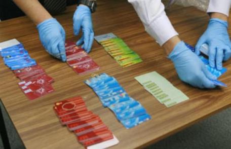 Opt români au fost condamnaţi în Belgia pentru falsificare de carduri