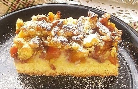 Prăjitură cu piersici și cireșe