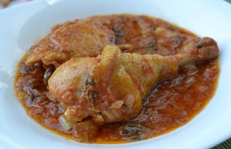 Pui țărănesc cu roșii și smântână