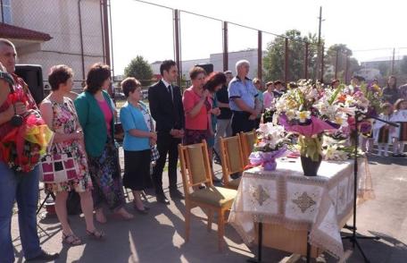 Sfârsit de an şcolar marcat în mod tradiţional de elevii şi cadrele didactice de la Şcoala Gimnazială „Al.I.Cuza” Dorohoi - FOTO