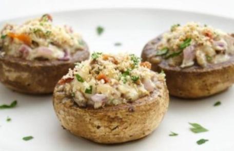 Ciuperci umplute cu piept de pui