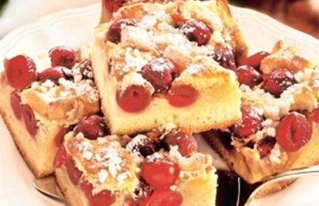 Prăjitură cu caise și cireșe