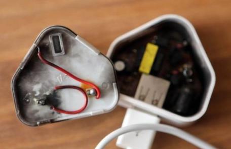 Tragedie din cauza unui încărcător de telefon contrafăcut