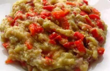 Salată de vinete cu roşii