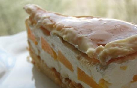 Tort cu piersici și caramel