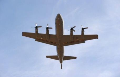 Șocant! Elemente desprinse din motorul unui avion au căzut pentru o casă şi mai multe maşini