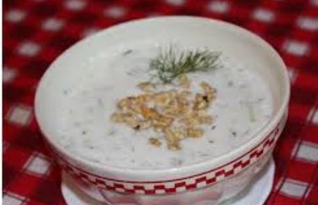 Supă rece de iaurt cu castraveți