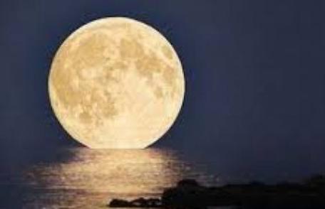 Fenomen astronomic spectaculos. Când vei putea vedea prima superluna din această vară