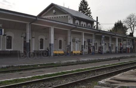 Polițistul local din Dorohoi găsit inconștient a fost lovit de o locomotivă. Acesta a fost transferat la Iași!