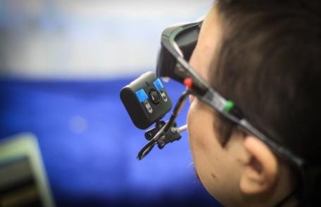 Ochelari prin care controlezi computerul, invenția unor studenți români, printre care și un dorohoian