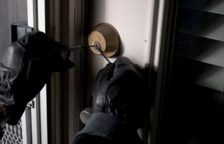 Tineri bănuiţi de comiterea unui furt, identificaţi de poliţişti