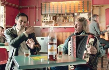 Bărbatul din Dorohoi care i-a cântat lui Jackie Chan într-o reclamă la coniac - VIDEO