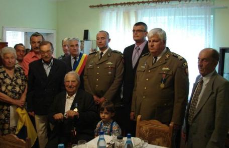 100 de ani de excelenţă sărbătoriţi alături de soţie, nepoţi şi autorităţi - FOTO