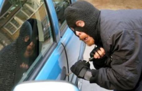 Prins de poliţişti, după ce a distrus două autoturisme